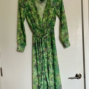 Cut out- V neckline maxi dress